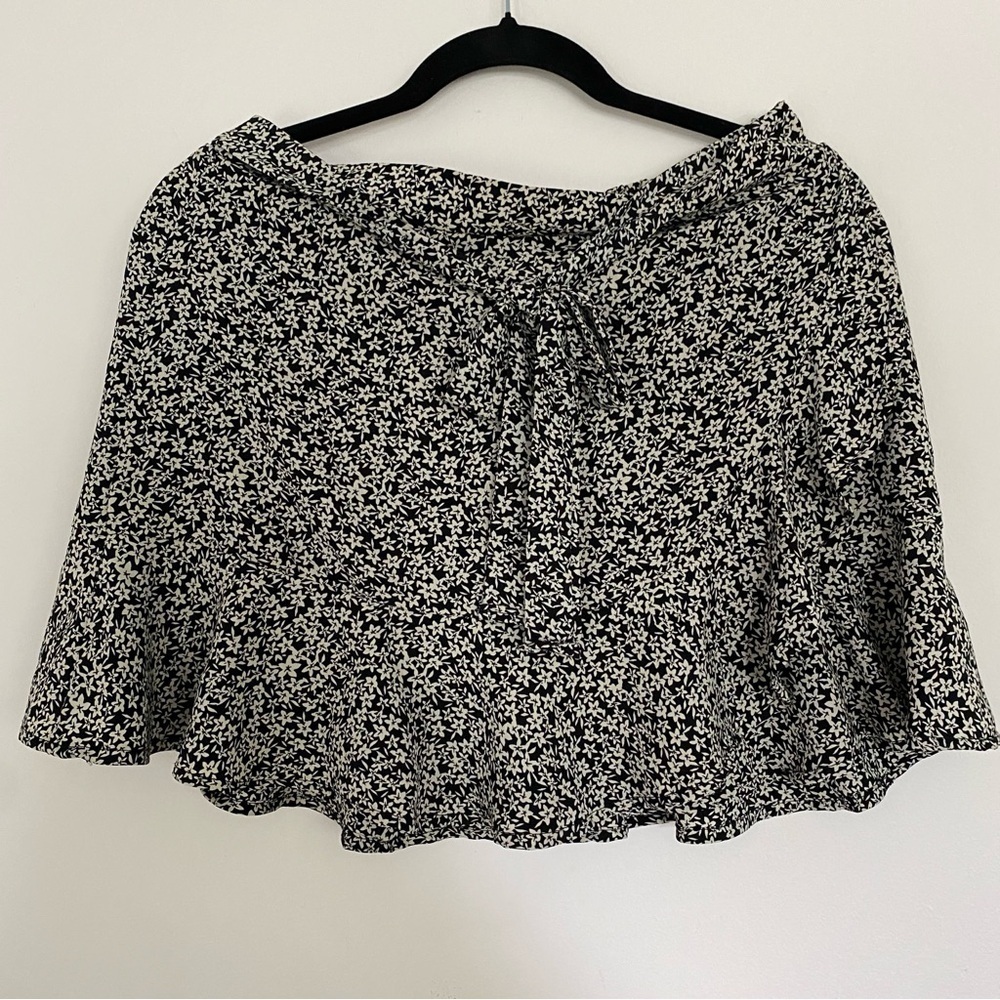 Altar'd State Black and White Floral Skort